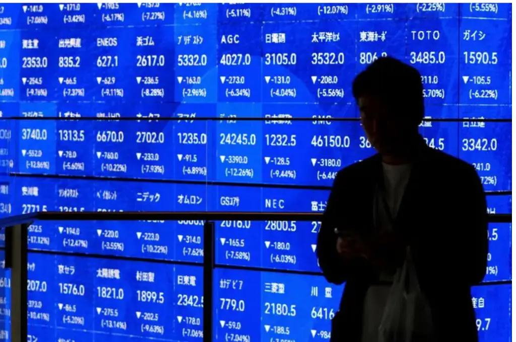 El índice japonés Nikkei cayó un 7,35 % este lunes