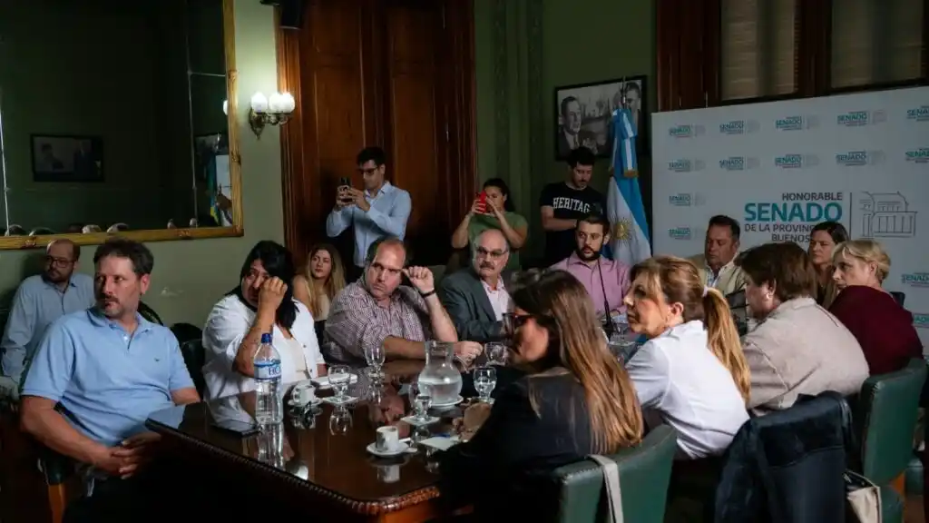 Productores rurales de Carlos Casares expusieron ante legisladores bonaerenses la crítica situación por las inundaciones y el estado de los caminos rurales.