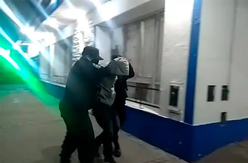 Abría autos en La Perla y lo vio un vecino: lo atrapan tras una persecución