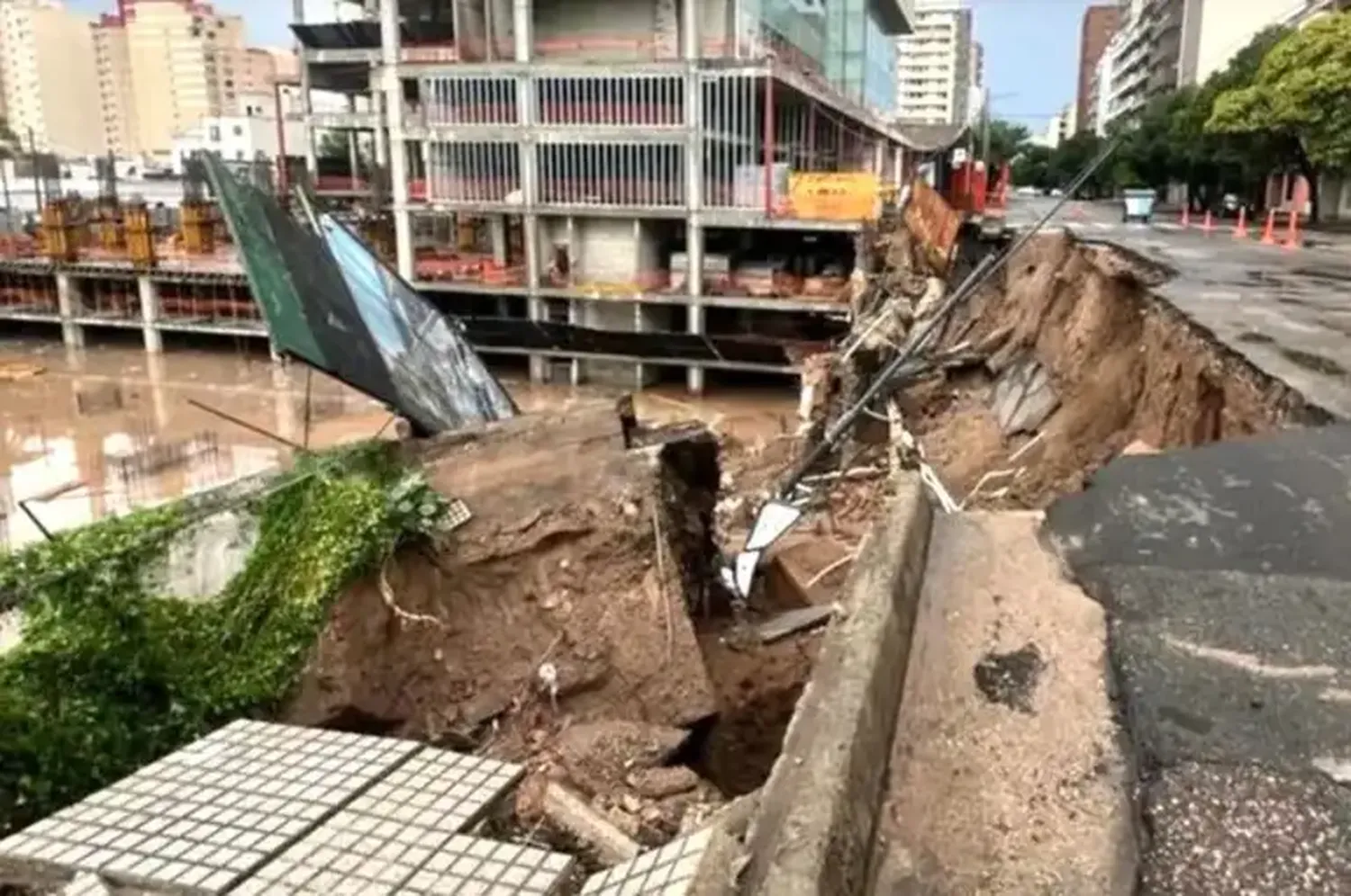 Las fuertes lluvias y vientos huracanados sacudieron la ciudad y sus alrededores.