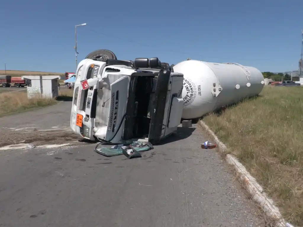 El conductor aseguró que el tanque de butano está equipado con rigurosas medidas de seguridad para prevenir derrames o fisuras en caso de accidentes de esta magnitud.