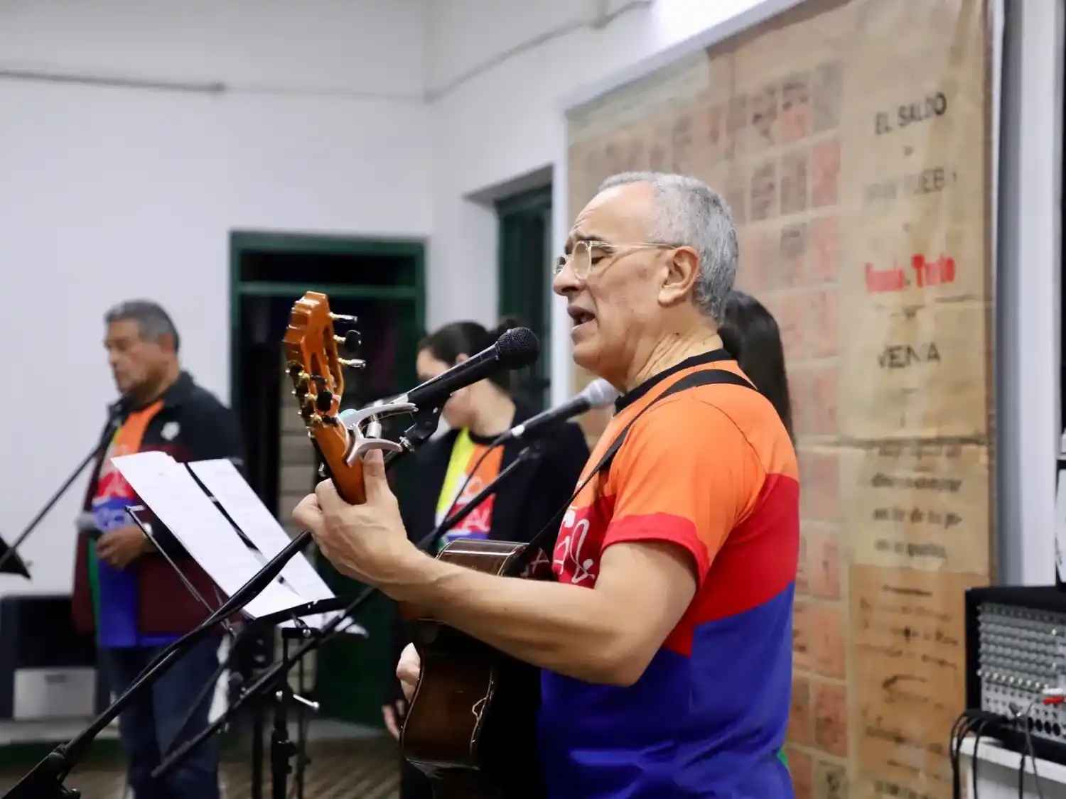 Vocal y Arena en el cierre artístico de la muestra "El rostro de América". Foto: MVT