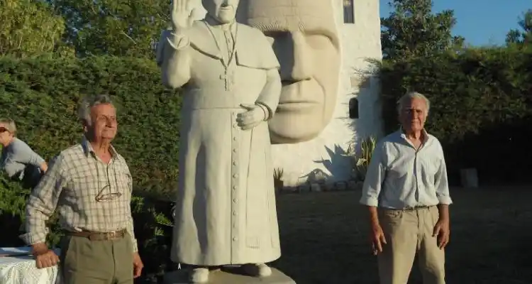 Presentaron la estatua del Papa Francisco