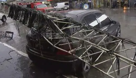 Por la lluvia cayó el arco de entrada en pleno centro de Ramos Mejía