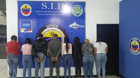 VIDEO LOS DELATÓ: arrestadas ocho personas por actos lascivos en vía pública frente a niños