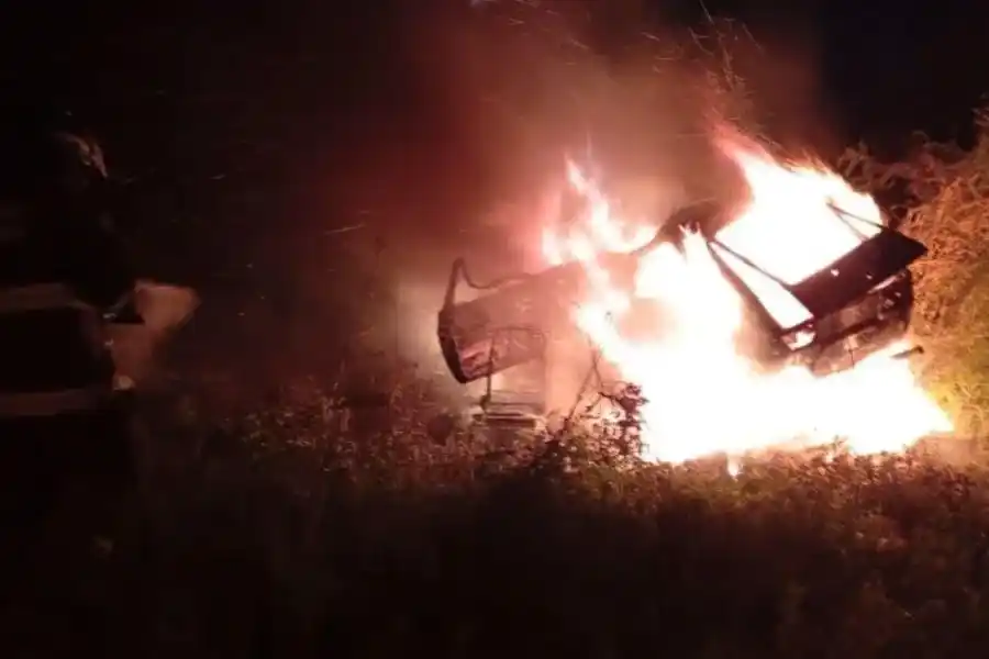 Hallaron un cuerpo calcinado dentro de un automóvil tras un presunto vuelco