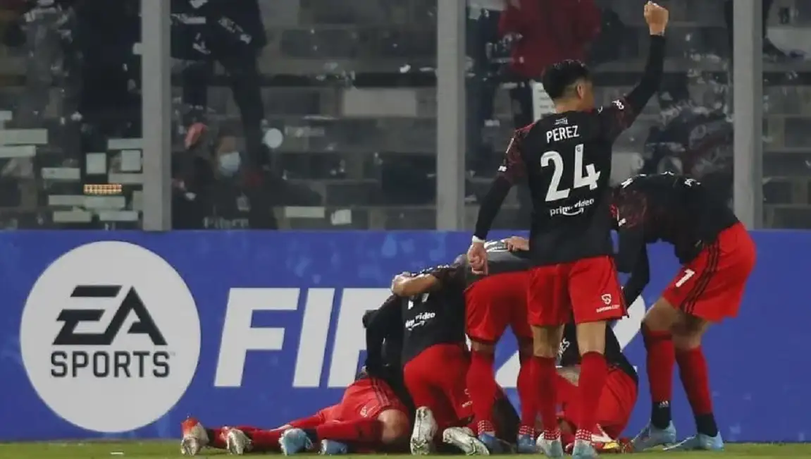 River acertó sobre el final, venció a Colo Colo y quedó al frente de su zona