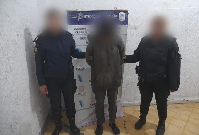 La discusión escaló y la joven sacó un cuchillo con el que amenazó al hombre.