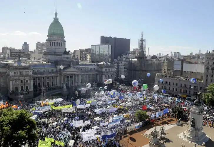 La CGT, las 2 CTA y movimientos sociales marchan a Plaza de Mayo contra el gobierno de Macri