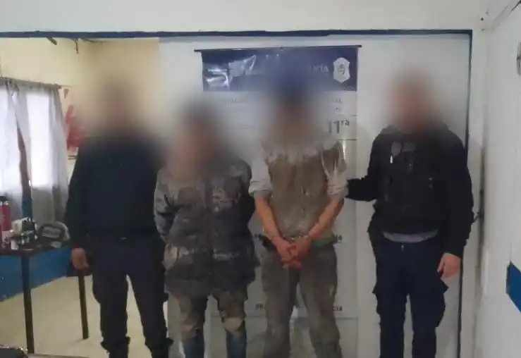 Llevaban consigo un revolver y tres vainas servidas calibre 22 junto a 80 mil pesos argentinos.