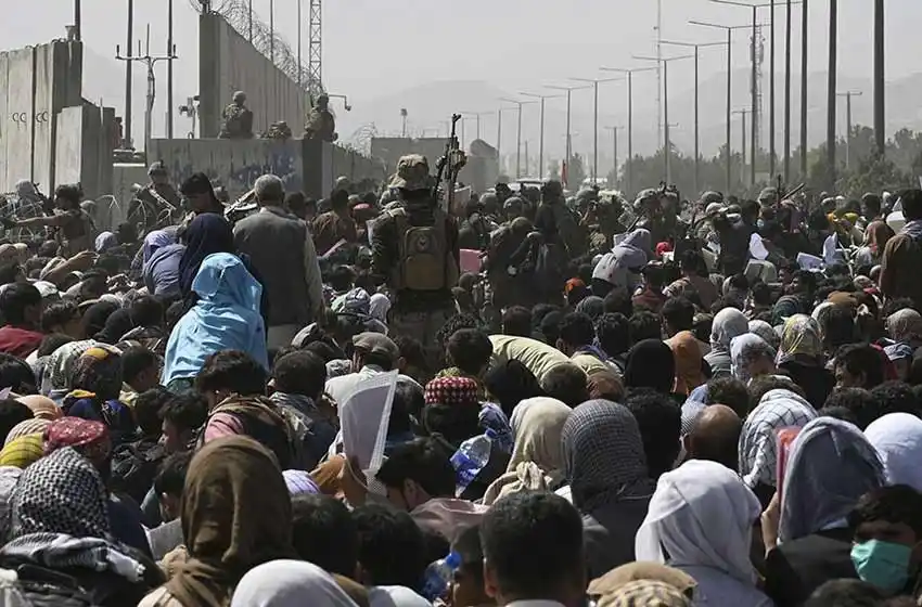 Siete muertos en el caos del aeropuerto de Kabul en medio de la huida de Afganistán