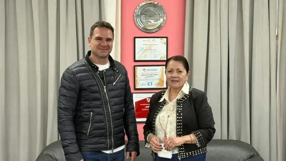 Roberto Vázquez junto a la intendenta Blanca Cantero.