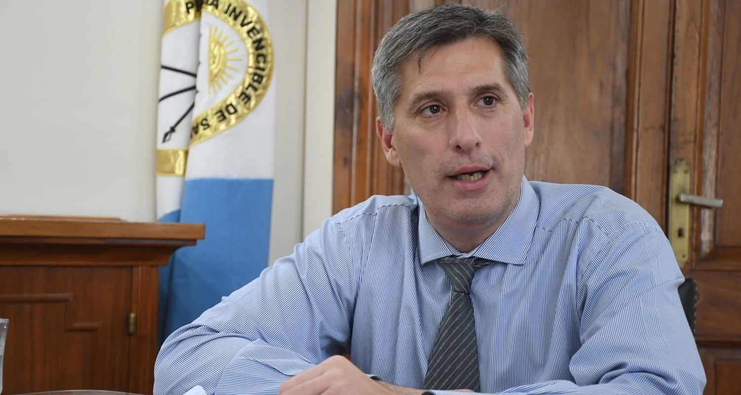 Olivares, ministro de Economía, firmante de todos los decretos salariales junto al gobernador Pullaro. Foto: Luis Cetraro.