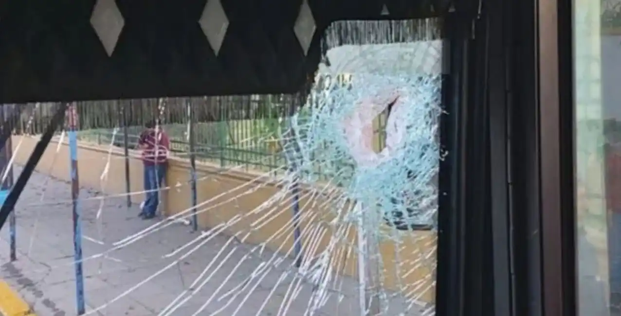 Atacaron a piedrazos a un colectivo y el chofer se encuentra en grave estado