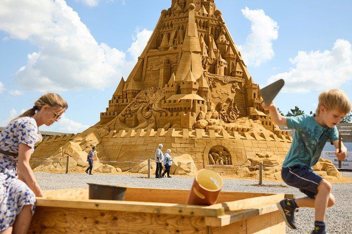 ¿Cuántas toneladas usarían? Construyen el castillo de arena más alto del mundo