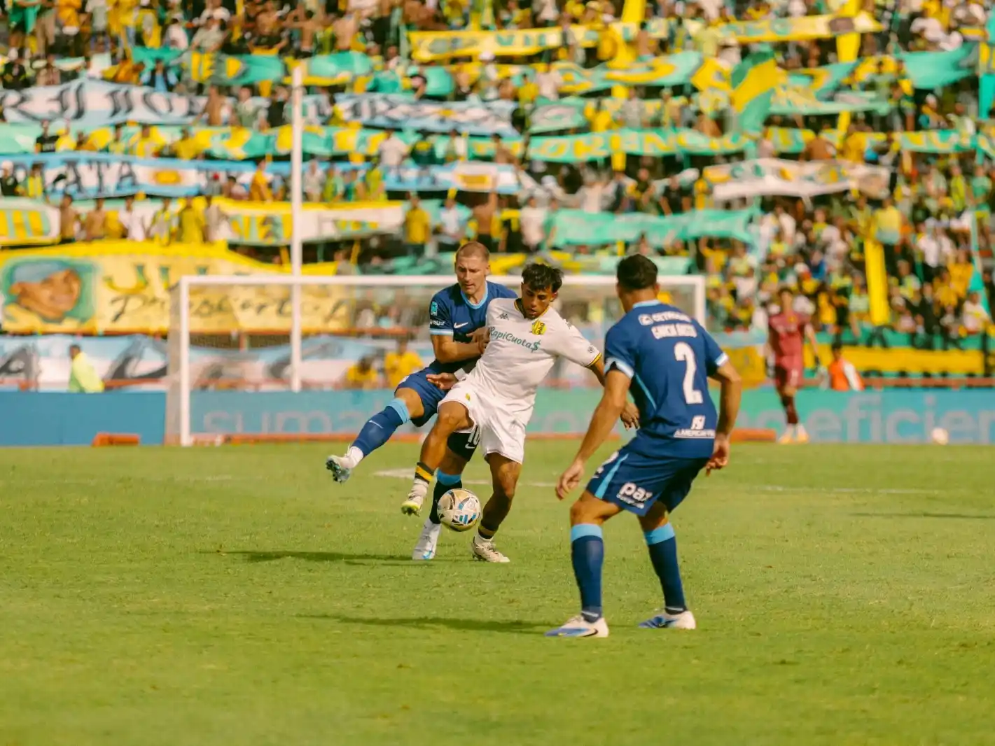 Aldosivi dejó pasar una buena oportunidad y terminó igualando 1 a 1 frente a Racing.
