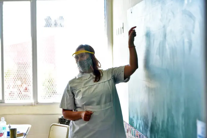 La Provincia buscará casos asintomáticos de docentes y auxiliares en 11 mil escuelas