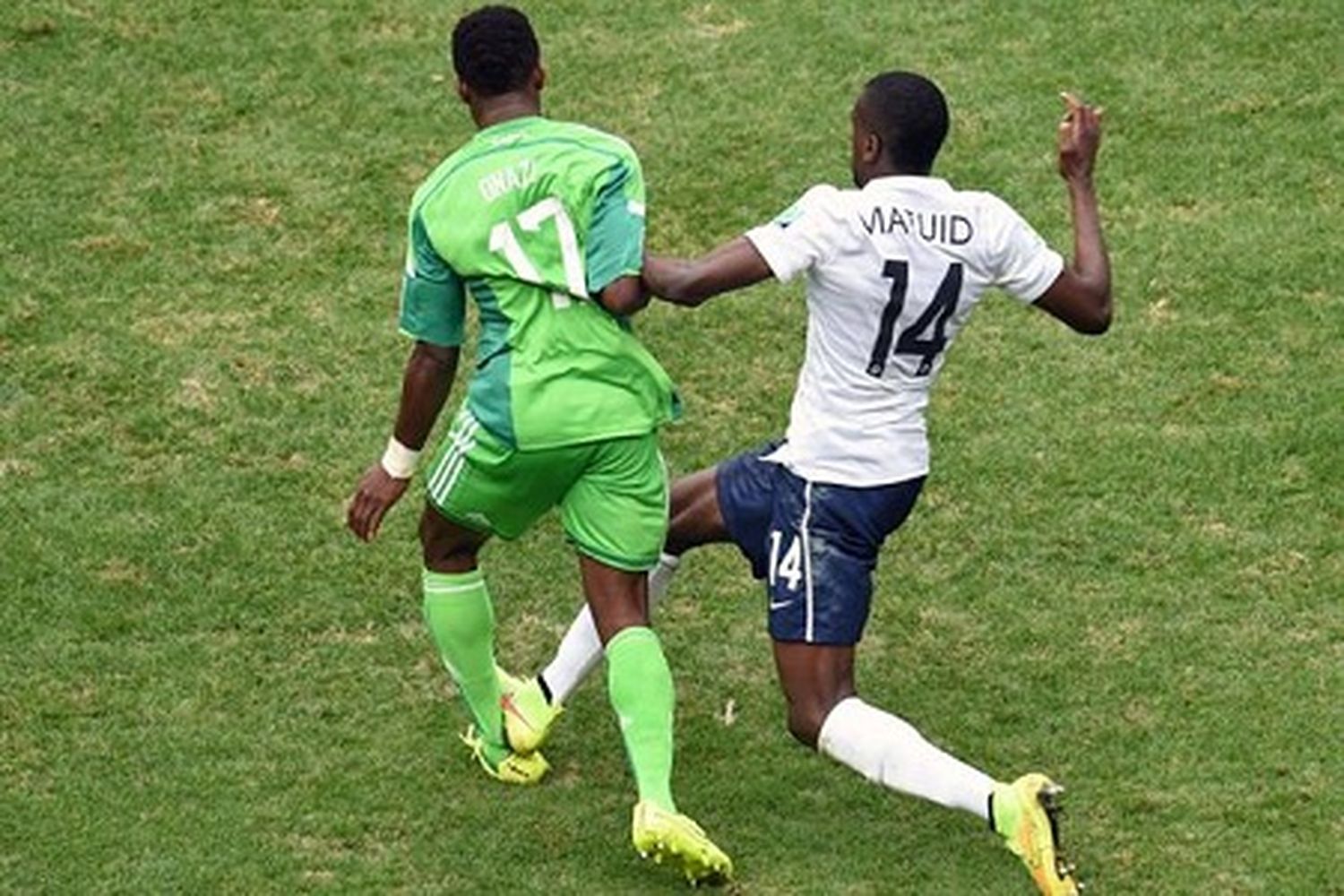Patada criminal: el francés Matuidi lesionó a Onazi y no fue expulsado