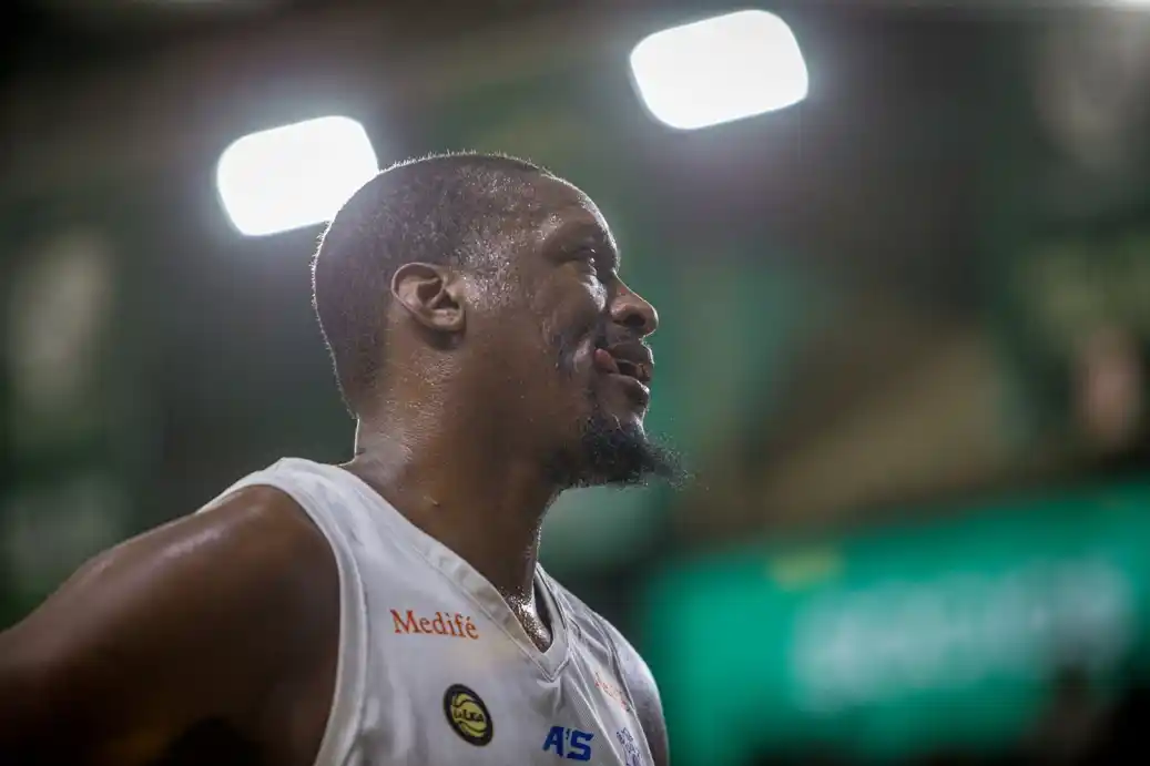 Al Thornton sigue en Peñarol