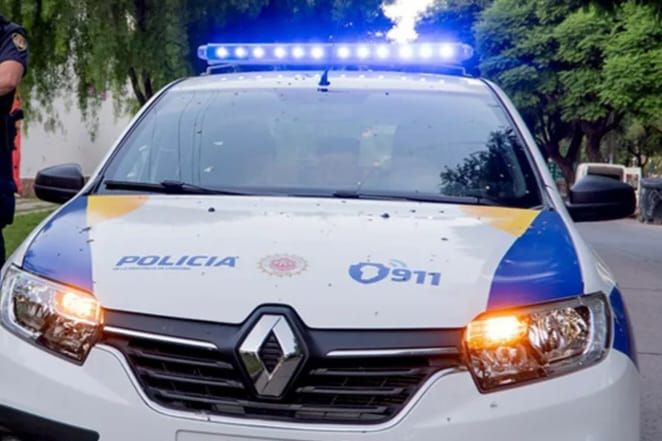 Condujo de forma peligrosa, chocó y terminó detenido tras amenazar a policías