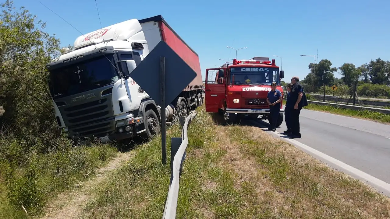 Despistó un camión en Ruta 12: rompió aproximadamente 200 metros del guardarrail