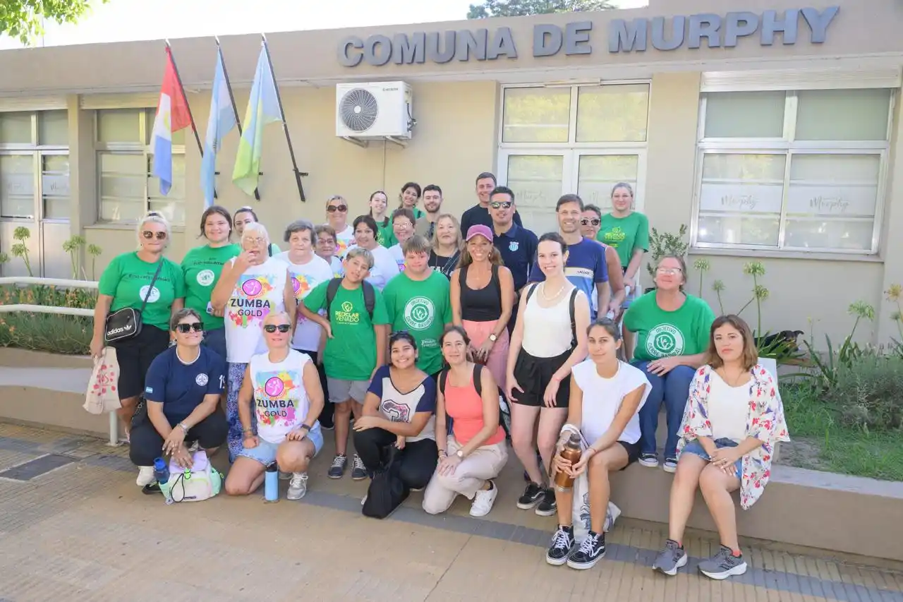 La diputada junto a los voluntarios frente a la comuna de Murphy.
