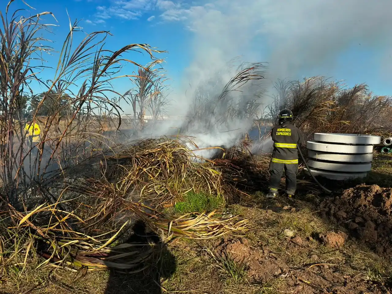 Tarde agitada: Bomberos trabajaron en dos incendios de pastizales y basura en Rafaela