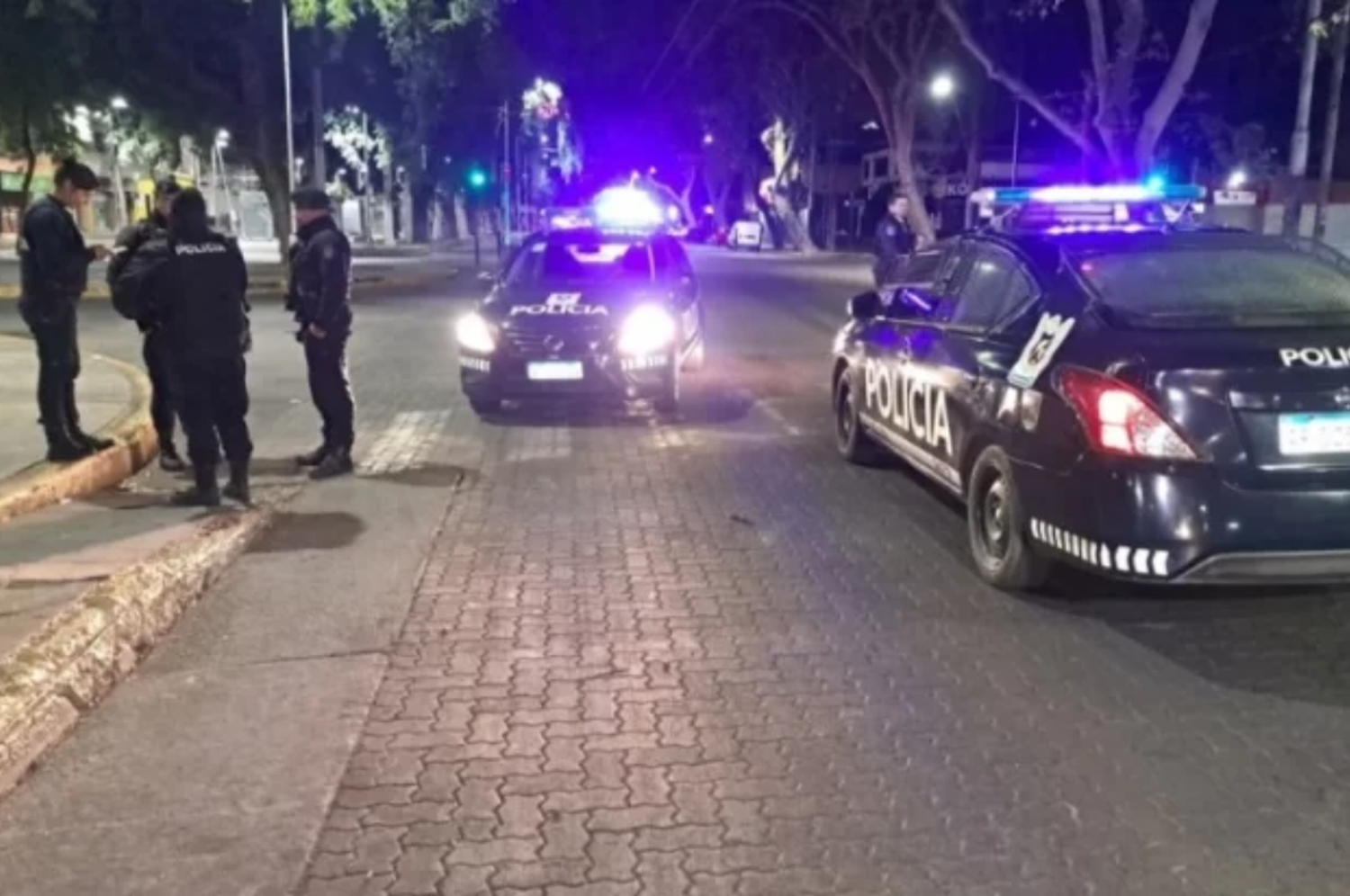 El arma quedó tirada en medio de la calle junto a rastros de sangre.