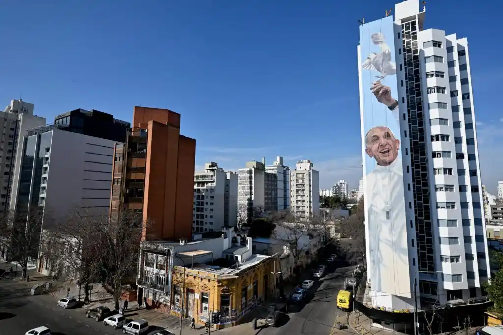 El mural se luce en un edificio ubicado sobre las calles 54 y 14