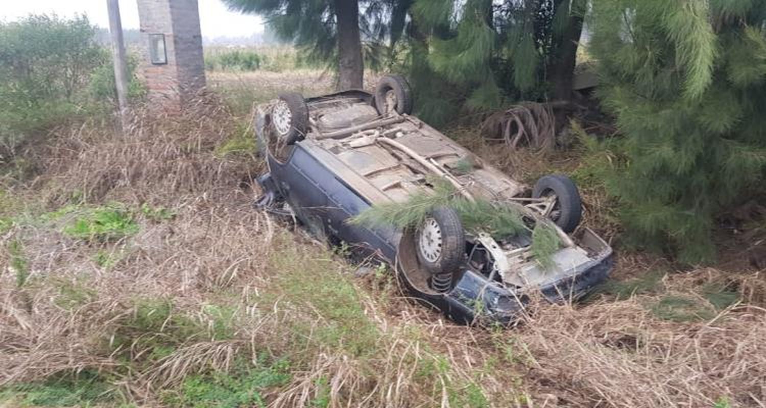 Camino a Vuelta de Obligado: Un auto se despistó y volcó y el conductor resultó ileso