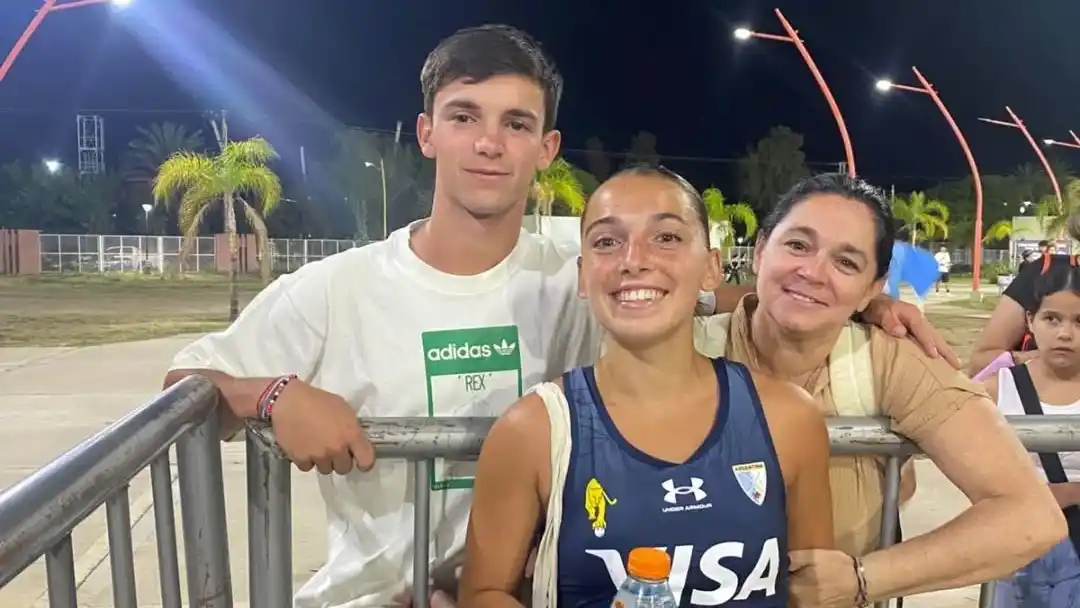 Brisa Bruggesser, junto a su hermano y su mamá durante la ventana disputada en Santiago del Estero.