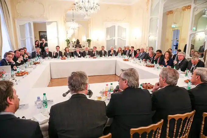Fernández les dijo a 40 empresarios franceses “con Macri vivimos un 2001 por goteo”