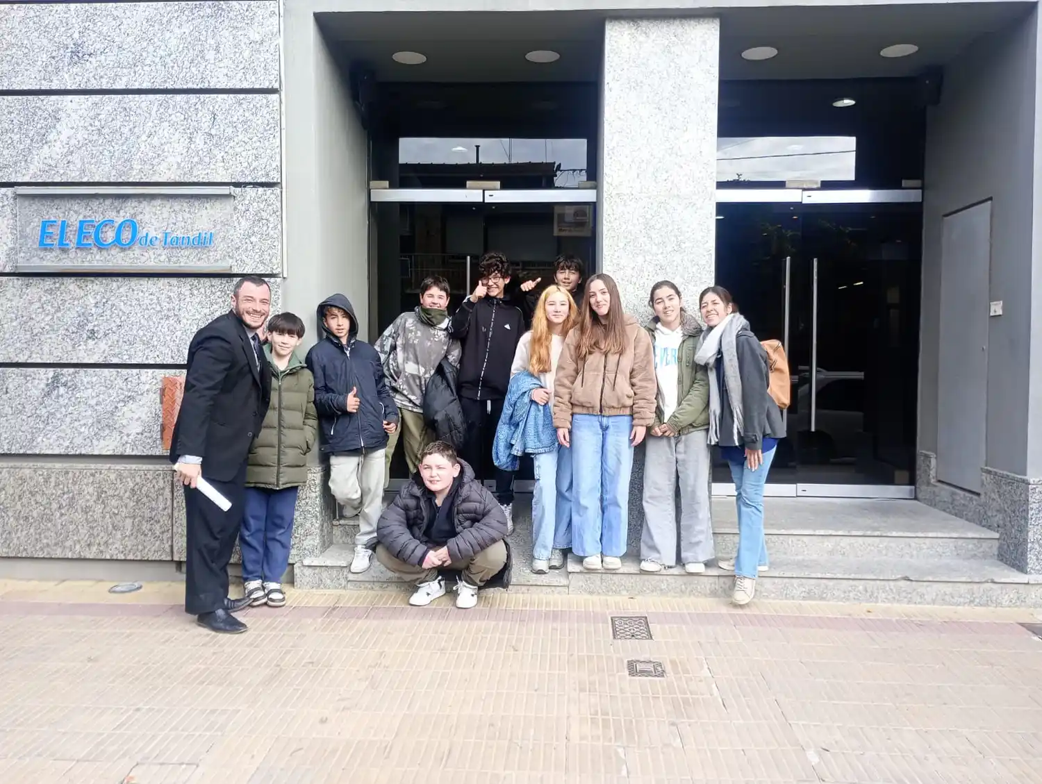 Alumnos de la E.E.S.T.N°5 visitaron El Eco Multimedios junto a su profesor Lautaro López Roth.