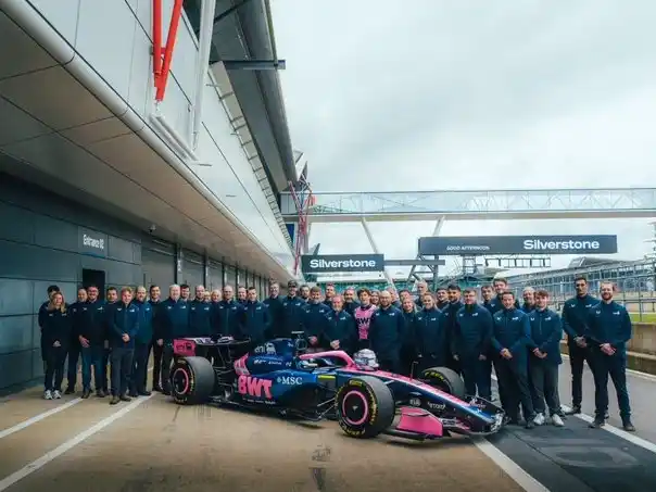 Con la presencia de Colapinto y Gasly,  Alpine la dió bienvenida a 40 miembros del equipo basados en fábrica de Enstone a Silverstone como parte de un programa de reconocimiento por su trabajo. Foto: @AlpineF1Team