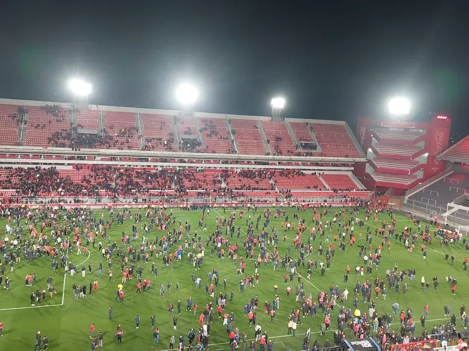 La CONMEBOL evalúa fuertes sanciones para ambos equipos.