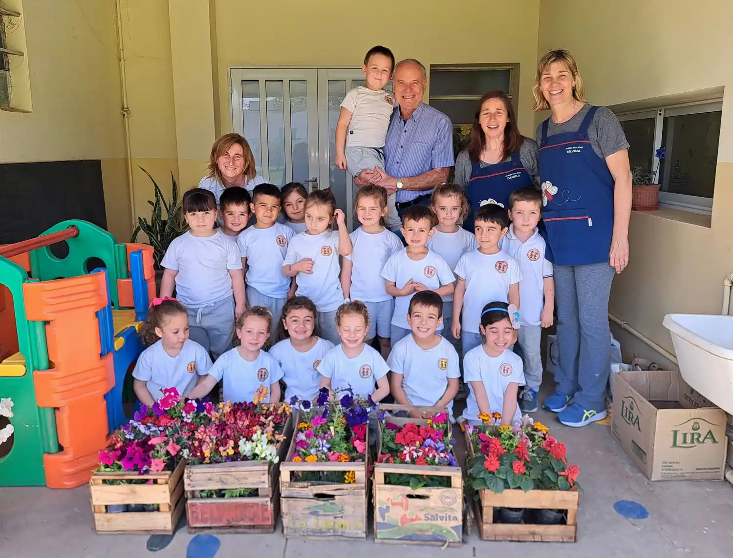 El intendente Norberto Gizzi hizo entrega de los plantines en el jardín.
