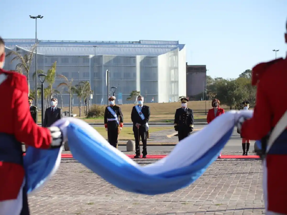 Schiaretti encabezó  el acto por el Día de  la Independencia  