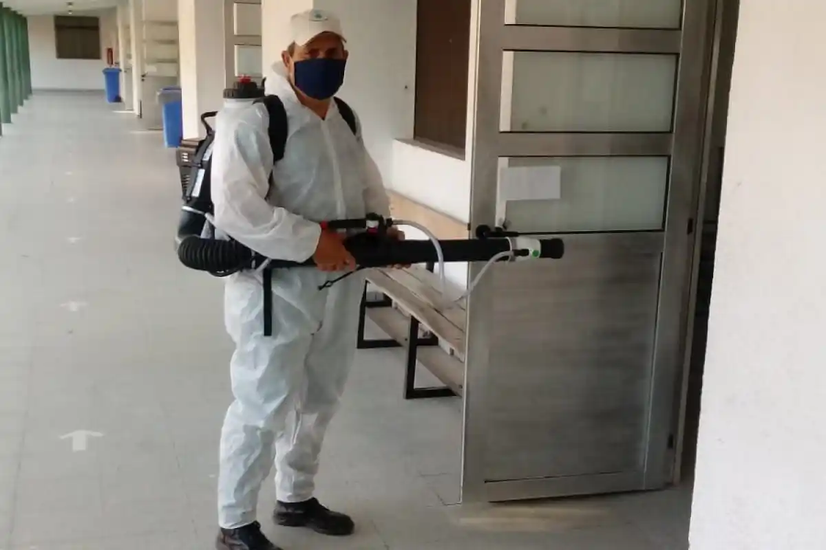 Cómo fue la desinfección de las escuelas de la ciudad para que hoy vuelvan las clases