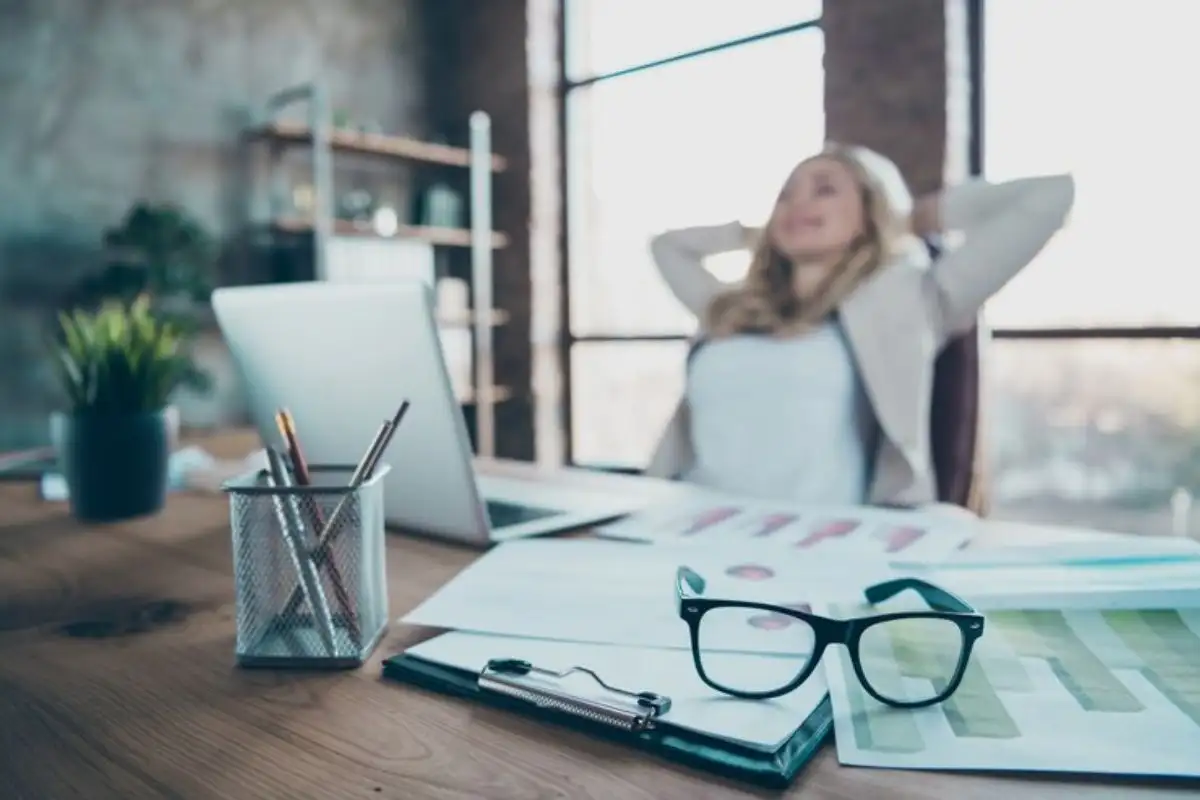 La salud mental en el trabajo es clave para el bienestar y la productividad.