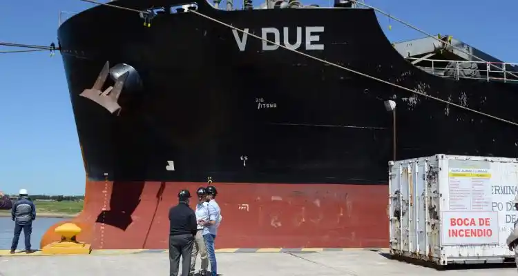 Grobocopatel cargó cereal en el puerto,  con Rusia como destino