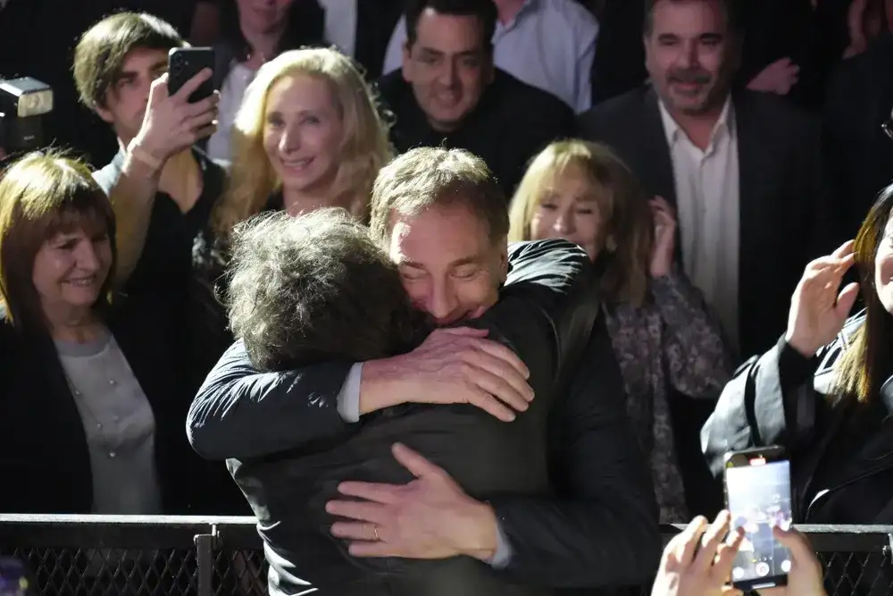 Diego Santilli junto a Javier Milei.