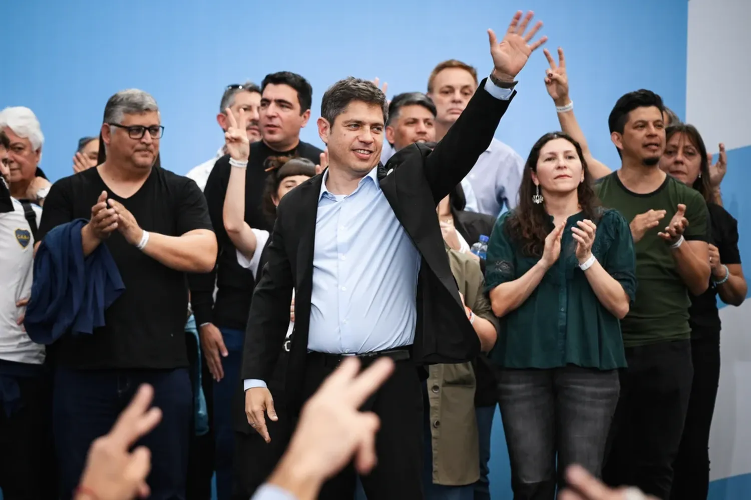 Según una encuesta, Fuerza Patria sacaría una leve ventaja ante LLA