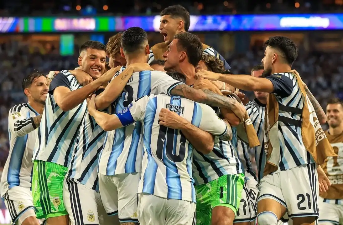La Selección Argentina en el festejo de gol que los llevó a los octavos de final del Mundial 2026.