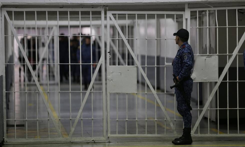 MOTÍN EN CÁRCEL COLOMBIANA: presos tienen a varios guardias de rehenes