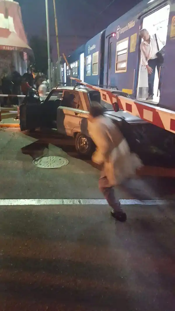El Tren Roca arrolló un auto que cruzó con barreras bajas en Lomas de Zamora