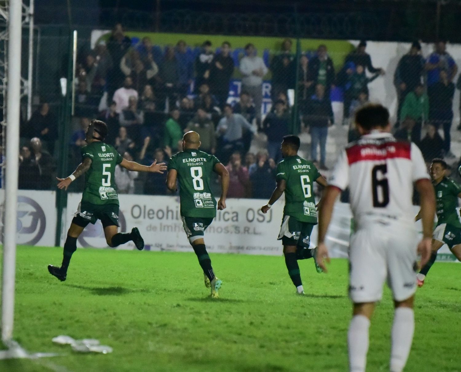 Pablo Cortizo sale a gritar su gol, el que abrió el marcador en el “Juan Pablo Francia