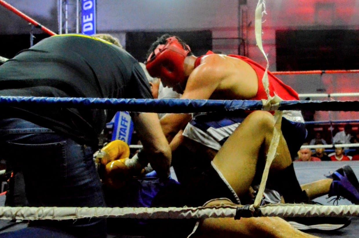 En la pelea de fondo, Mijail Ludueña venció por RSC en el tercer round a Diego Mora. Foto: Zona de Combate VT