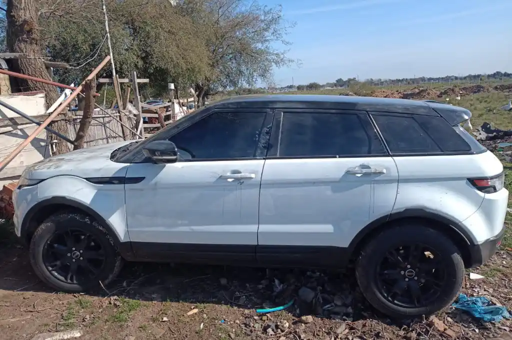 La camioneta Land Rover color blanca fue entregada este mediodía ante los investigadores