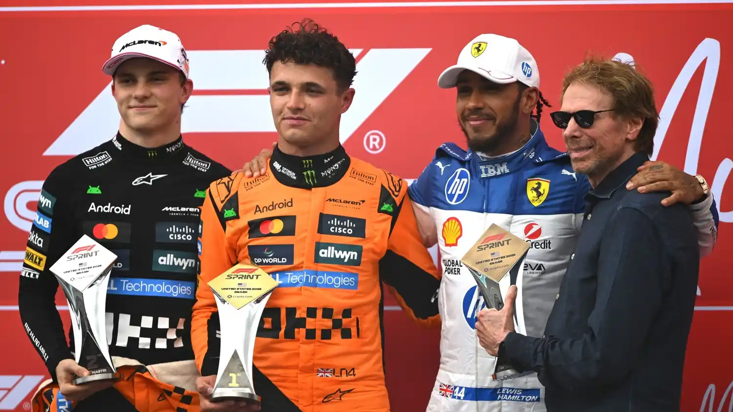 Norris, entre Piastri y Hamilton, en el podio del Sprint.