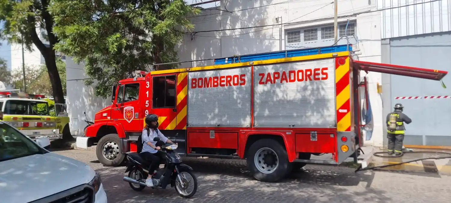 Controlaron un principio de incendio en las instalaciones del supermercado Pingüino